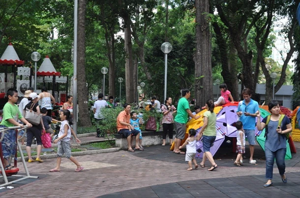 Trời nắng đẹp, người dân TP.HCM nô nức chơi lễ ảnh 5 Trời nắng đẹp, người dân TP.HCM nô nức chơi lễ ảnh 5